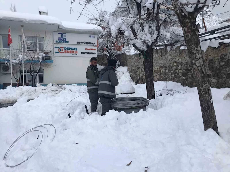 Şırnak’ta enerji şirketi ekipleri karlı yolları aşıp elektrik arızalarını gideriyor