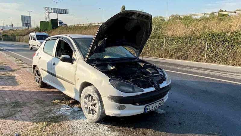 Yoldan geçen mikser aracı yanan otomobili kül olmaktan kurtardı
