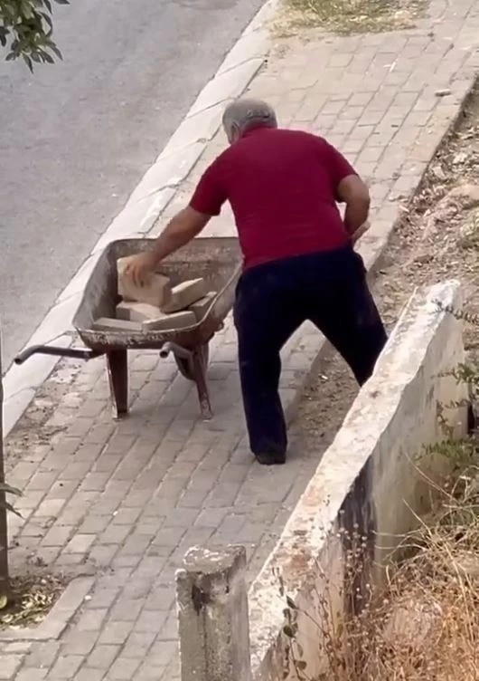 Kaldırım taşlarını söken şüpheliyi, Efeler ekipleri affetmedi
