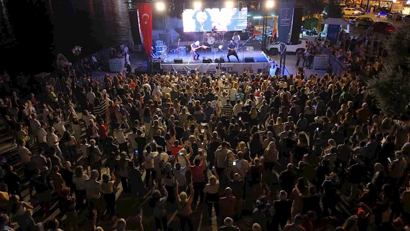 Kuşadası Sokak Festivali’nin ilk gününde Necati ve Saykolar rüzgarı esti
