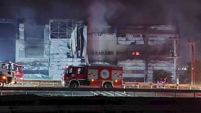 Kozmetik fabrikasındaki yangın 3 saat sonra kontrol altına alındı
