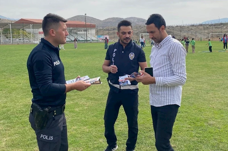 Üzümlü’de polisler bilgilendirme faaliyetinde bulundu
