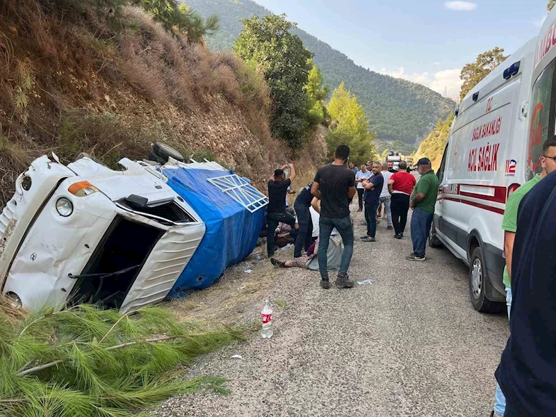 Antalya’da yoldan çıkan kamyonet devrildi: 1’i ağır 8 yaralı
