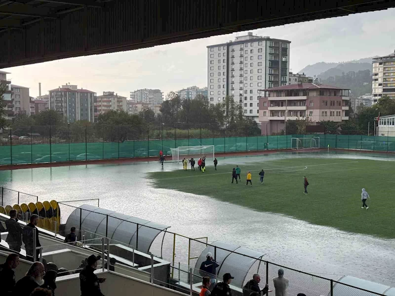 Artvin’de şiddetli yağış nedeniyle 3. Lig maçı ertelendi
