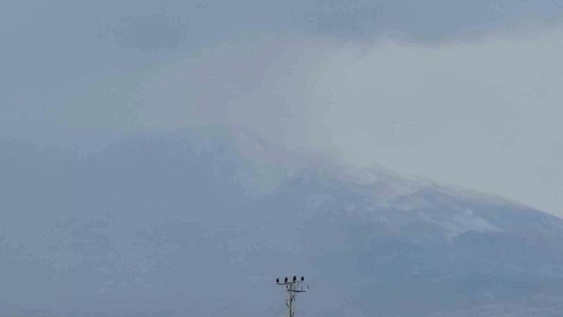 Adilcevaz’ın yüksek kesimleri beyaza büründü
