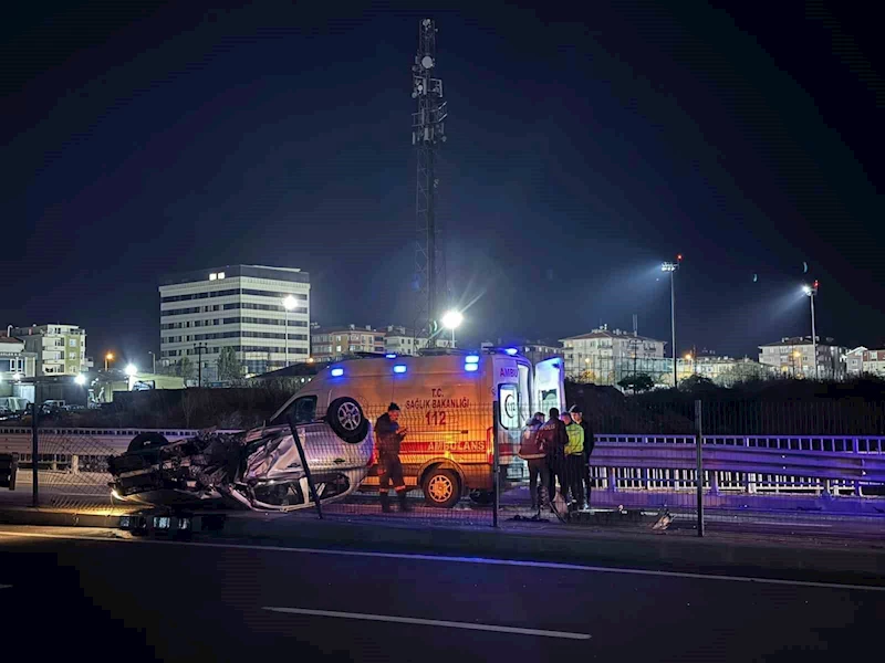 Köprülü kavşakta kontrolden çıkan araç takla attı: 1 yaralı
