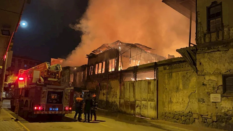 Yangında ölen kuşlarının kafesi başında gözyaşlarına hakim olamadı
