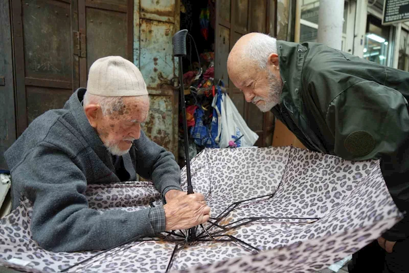 Türkiye’nin en yaşlı şemsiye tamircisi
