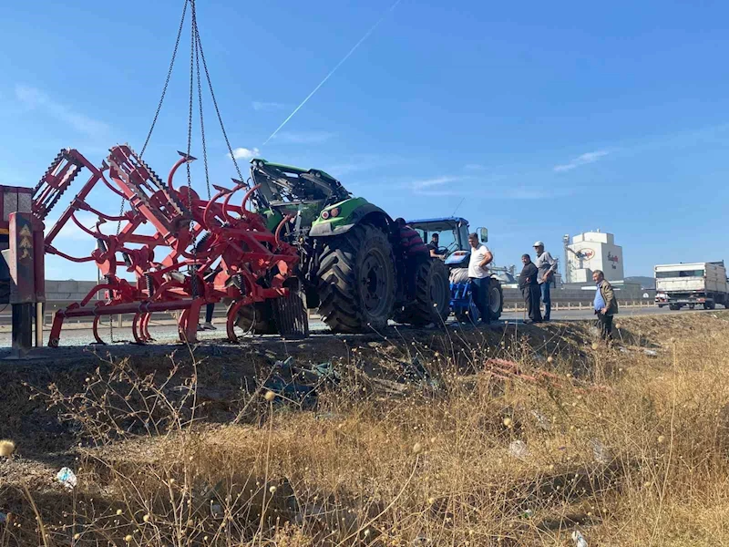 Tarlaya giderken traktör devrildi: 3 yaralı
