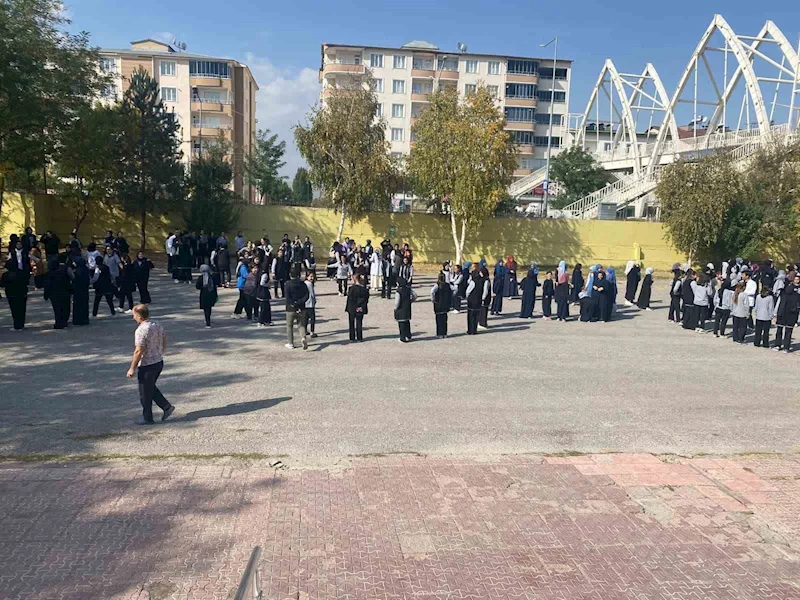 AFAD ekiplerinden öğretmen ve öğrencilere afet farkındalık eğitimi
