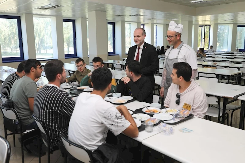 Rektör öğrencilerin görüşlerini dinledi
