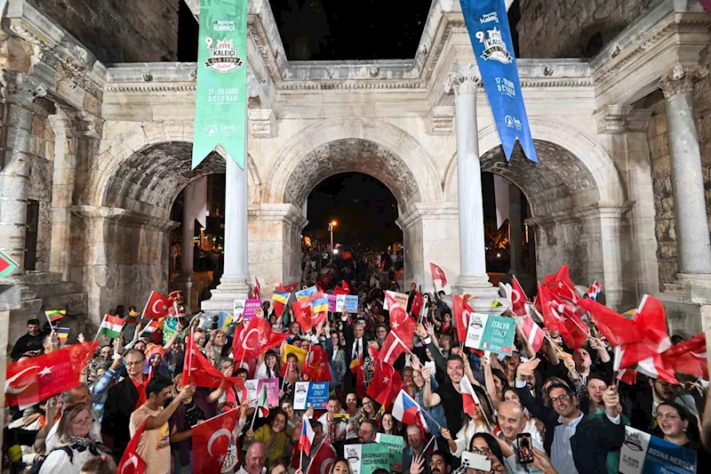 Kaleiçi Old Town Festivali geleneksel korteji Antalya sokaklarını renklendirdi
