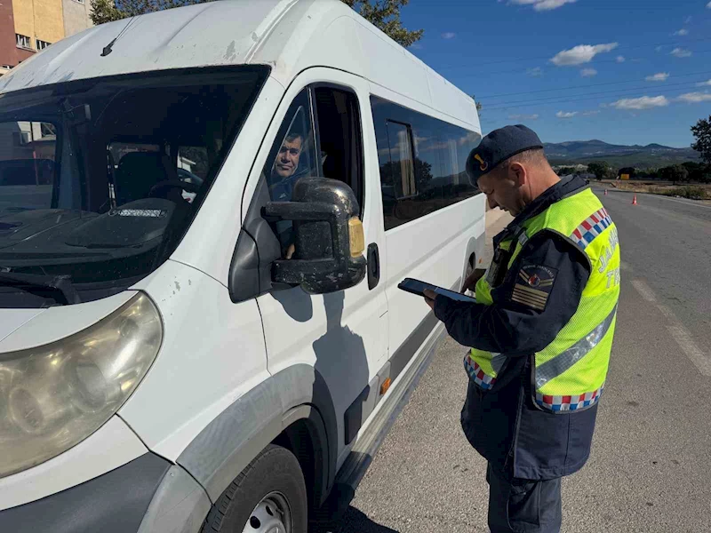 Kütahya Jandarma Trafik Timleri, yük ve yolcu taşıyan araçları denetlendi
