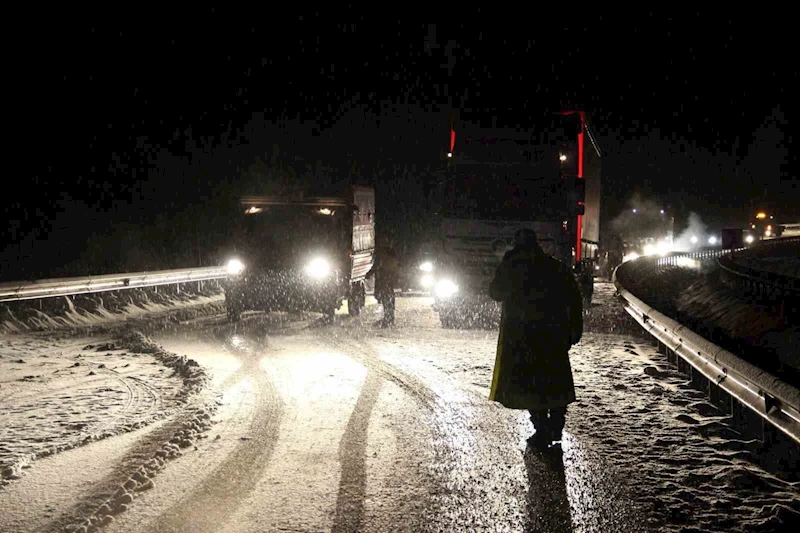 Sakaltutan Geçidinde tipi ve buzlanma etkili oldu
