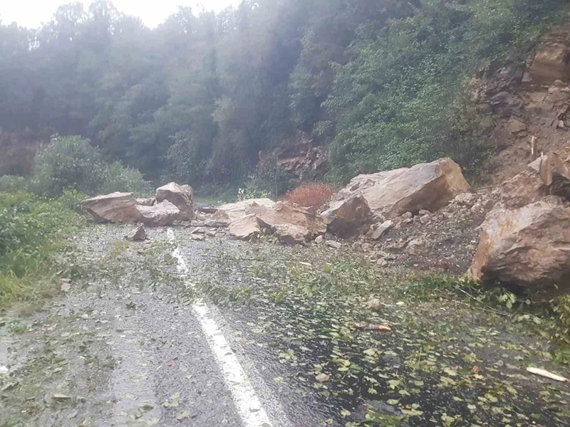 Görele’de heyelan grup köy yolunu ulaşıma kapattı
