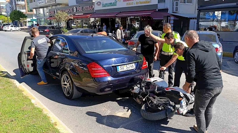 Motosiklet başka bir araca yol vermek için duran otomobilin altına girdi: 2 yaralı
