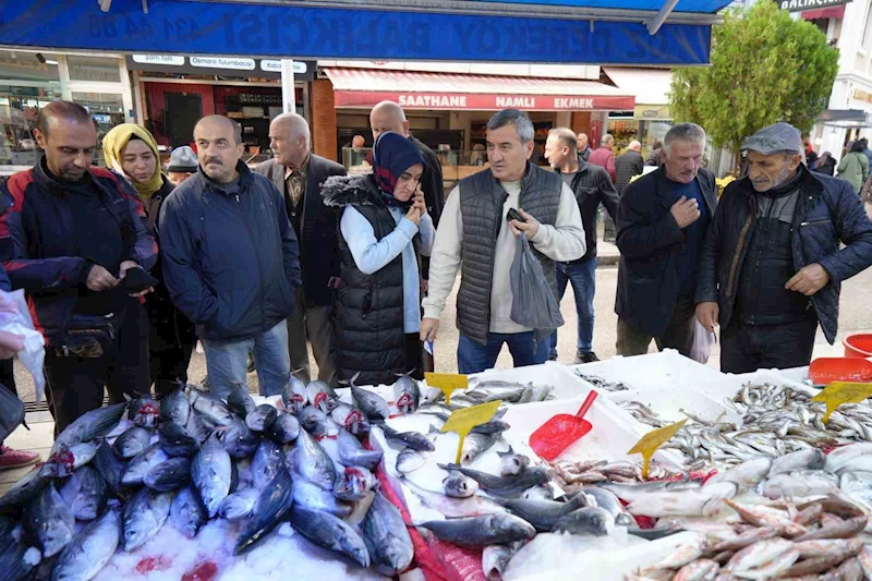 Fırtına dindi, balık tezgahları şenlendi
