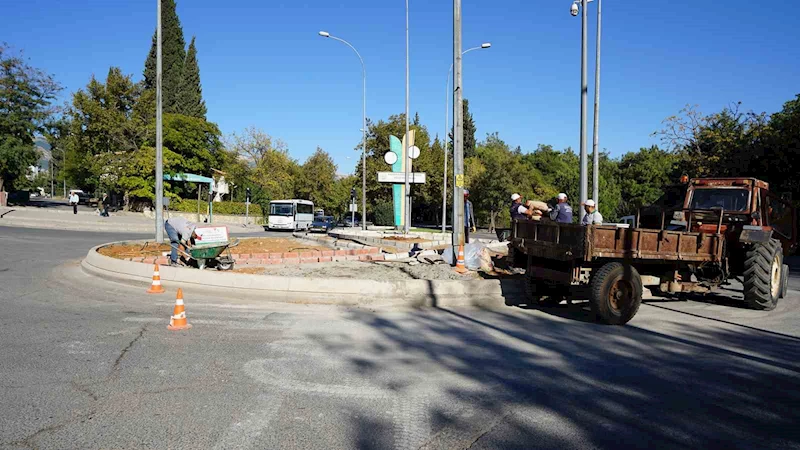 Kahramanmaraş’ta refüj ve kavşaklar yenileniyor
