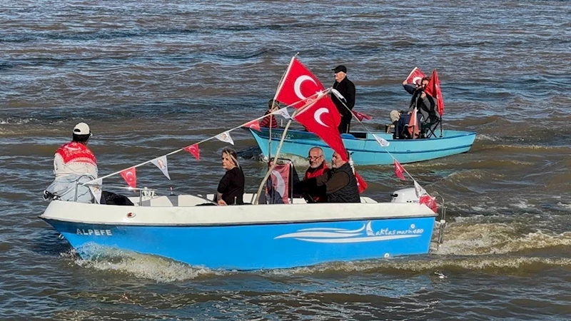 Cumhuriyet için denizi kayıklarla doldurdular
