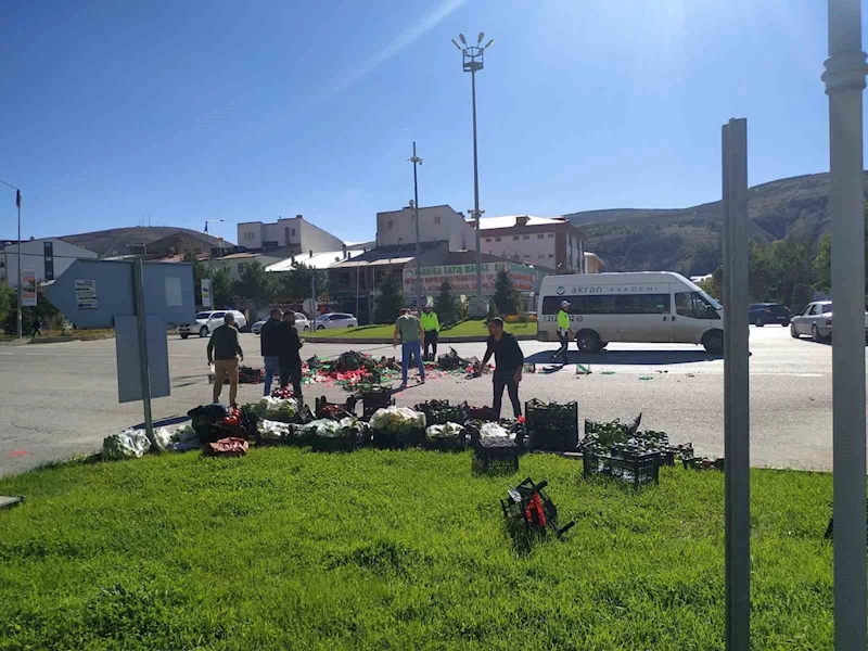 Yola savrulan pikabın içindeki sebze ve meyveler yola saçıldı
