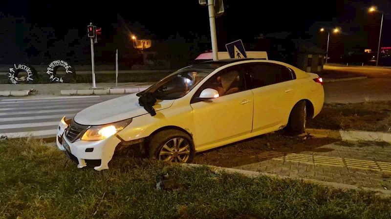 Kontrolden çıkan otomobil yaya kaldırımına çıktı: 2 yaralı
