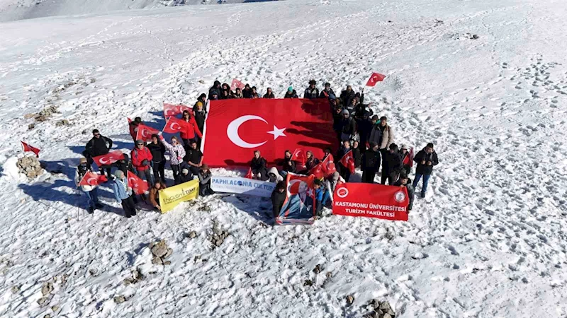 İstiklal Marşı’nı 2 bin 587 rakımlı dağın zirvesinde okuyup Cumhuriyet’in 101’nci yılını kutladılar
