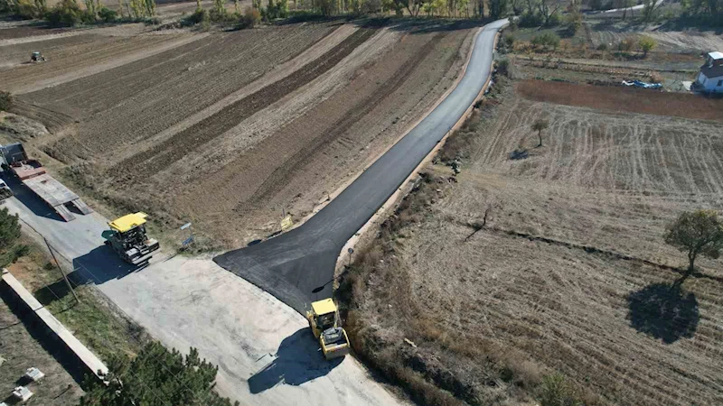 Yıllardır çözülemeyen Erenköy - Çokçapınar yolunun sıcak asfalt yapım çalışması tamamlandı
