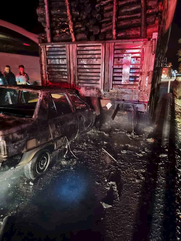 Tomruk yüklü tıra çarpan otomobil alev alev yandı: 1 ağır yaralı
