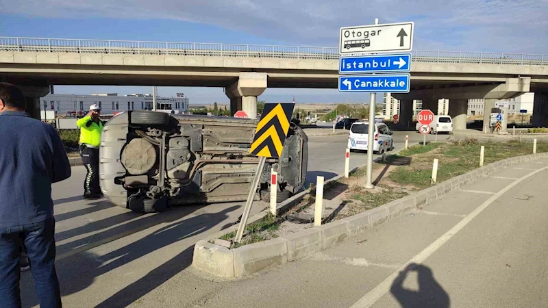 Refüje çarpıp yan yatan otomobilin sürücüsü hafif yaralandı
