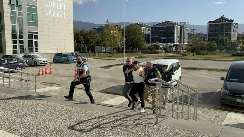 Kasiyeri bıçakla tehdit edip gasp eden şahıs adliyeye sevk edildi
