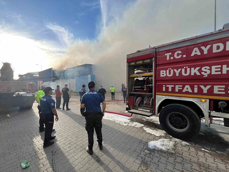 Nazilli’deki hurdacıda yangın çıktı: 2 kişi dumandan etkilendi
