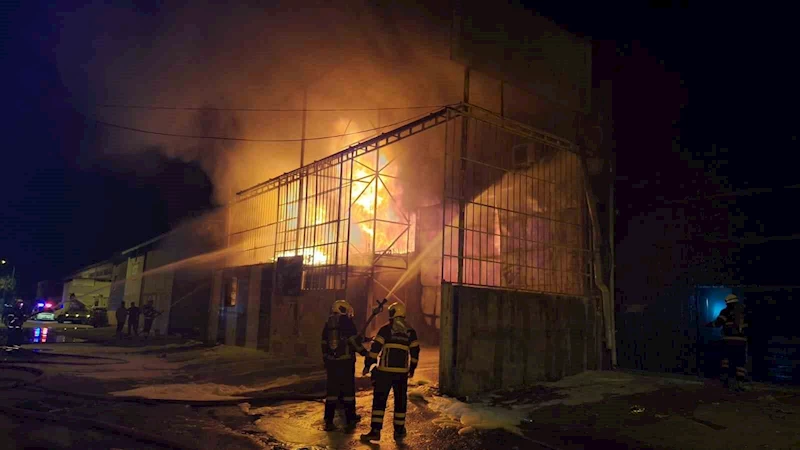 Adana’da mobilya imalathanesi alevlere teslim oldu
