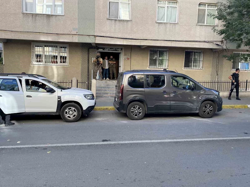 Avcılar’da özel harekat destekli aranan şahıs operasyonu:2 gözaltı
