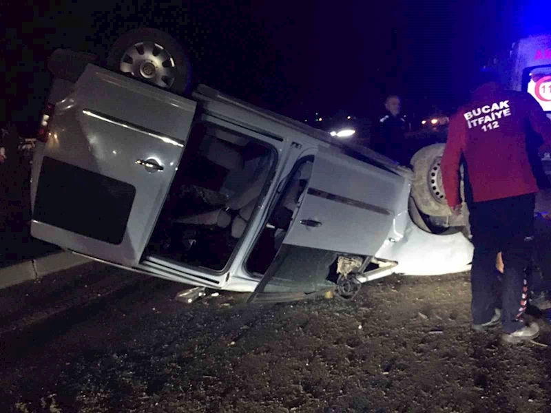 Burdur-Antalya karayolunda hafif ticari araç takla attı: 2 yaralı
