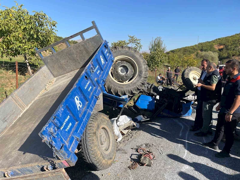 Devrilen traktörün altında kalan sürücü hayatını kaybetti
