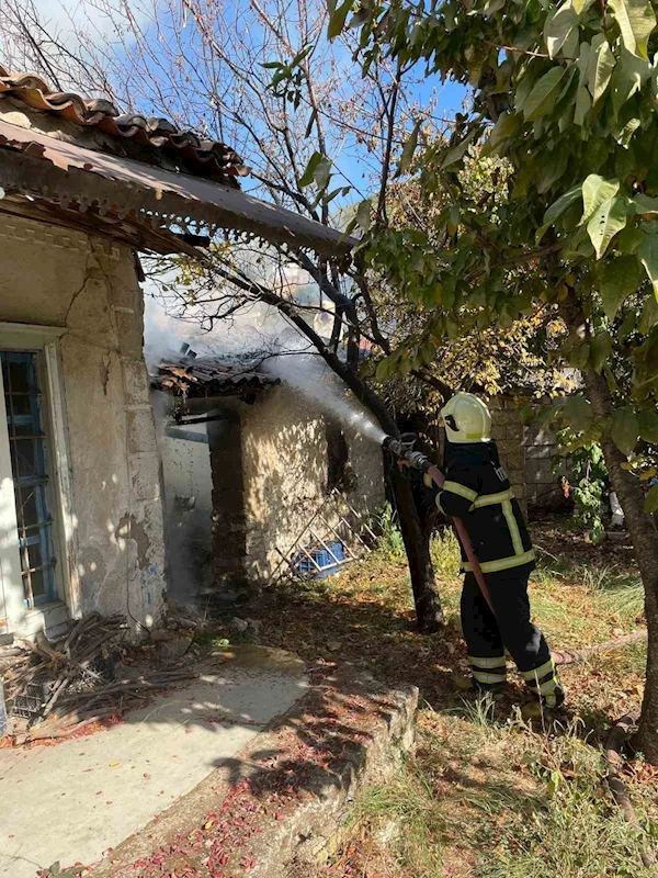 Ula’da metruk bina yangını
