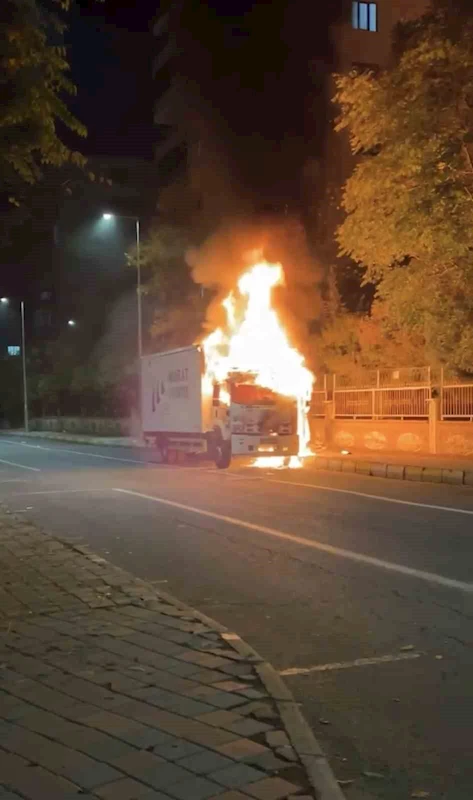 Diyarbakır’da alevlere teslim olan tır kullanılmaz hale geldi
