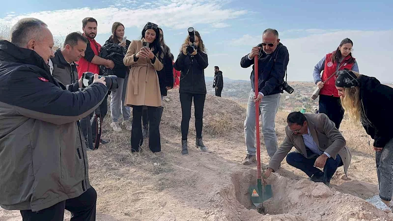 Vali ağaç diken gazetecileri fotoğrafladı
