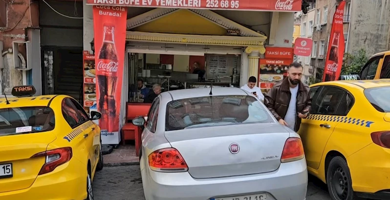 Beyoğlu’nda taksiye alınmayan alkollü şahıs, aracın tekerleklerini bıçakladı: O anlar kamerada
