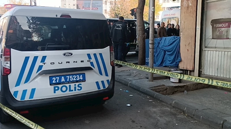 Gaziantep’te bir şahıs, sokak ortasında eşini öldürdükten sonra intihar ederek yaşamına son verdi.
