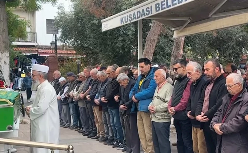 Kafeye dalan otomobilin altında kalmıştı
