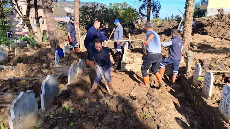 Trabzon’da mezarlıklardaki afet hasarları giderildi
