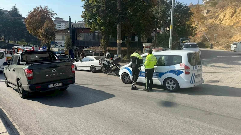 Bilecik’te seyir halinde kontrolden çıkan motosiklet devrilirken, sürücüsü yaralandı
