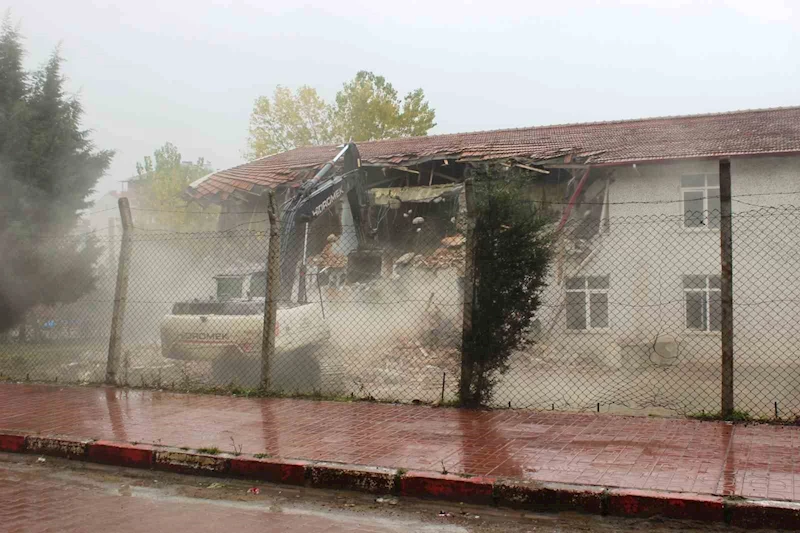 Türkeli’nin ilk lisesi olan 60 yıllık okulun yıkımına başlandı
