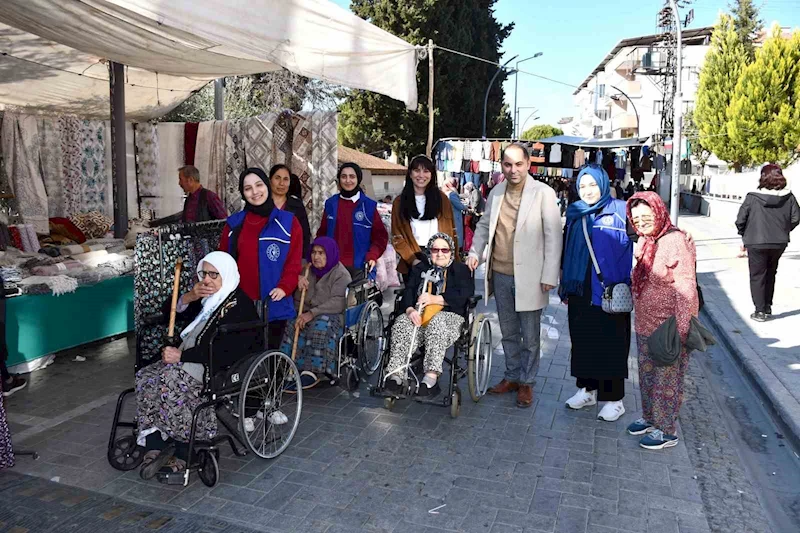 Huzurevi sakinleri gönüllüler eşliğinde pazarda alışveriş yaptı
