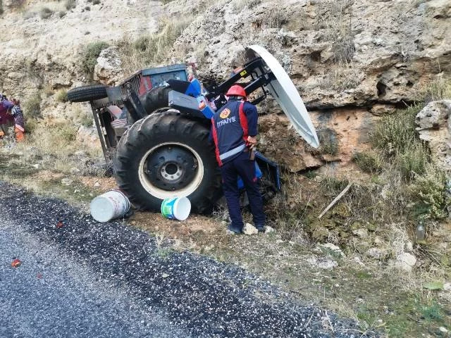 Mardin’de traktör, kayalara çarptı: 1 yaralı
