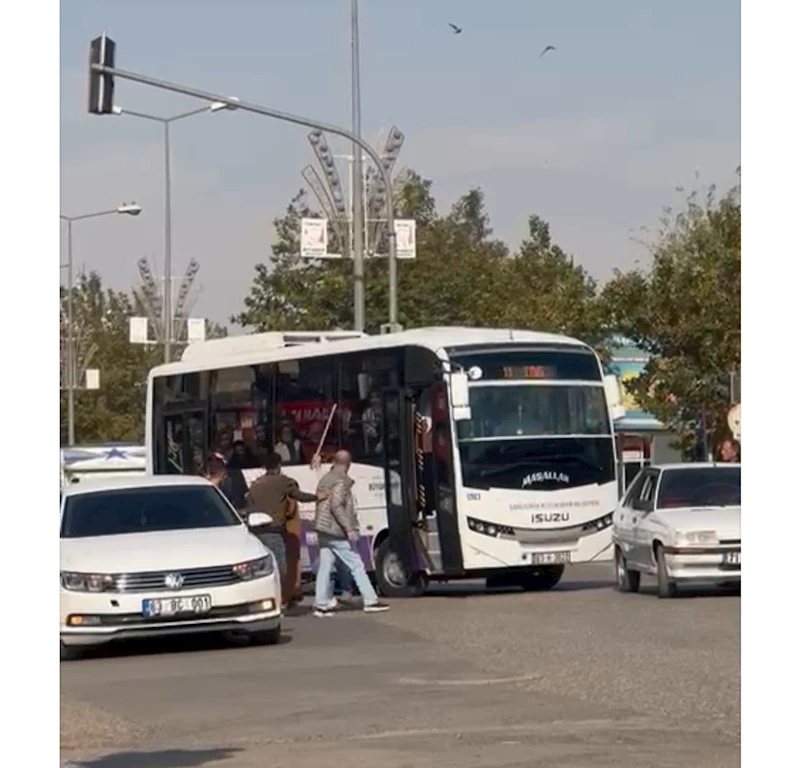 Yolcu minibüsünün şoförüne saldırı: Tekme, tokat ve sopalı kavga
