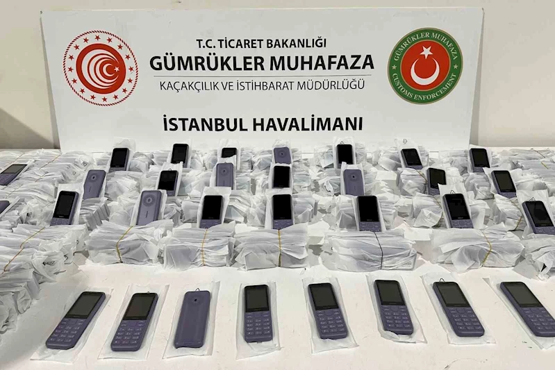 Cep telefonlarını ’kablo’ diye yurda sokarken yakalandılar
