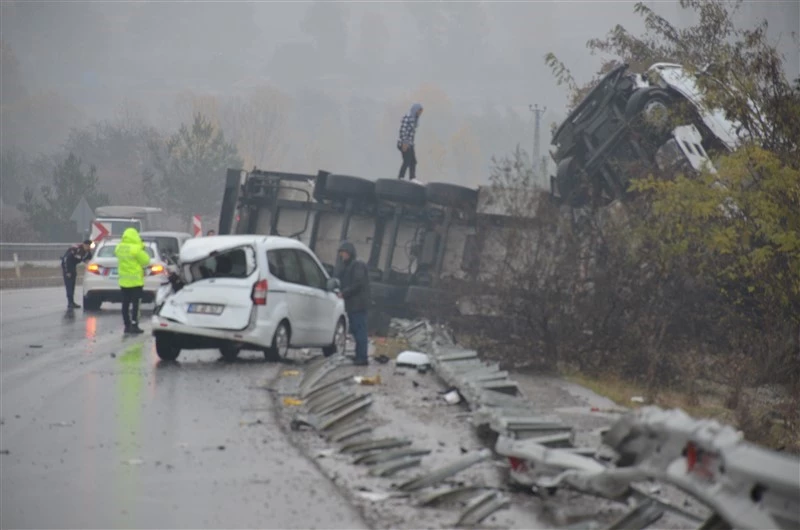 Amasya’da polis otosuna kaza yerinde tır çarptı
