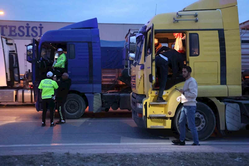 Tehlikeli hareket yaparak seyreden tırlar, polisten 30 kilometre kaçtı
